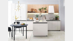 45도 경사진 디자인 도어… 손잡이 없이 깔끔한 주방