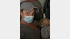 두살배기 간식 먹이려 마스크 내렸다가… 비행기서 아웃