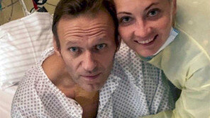 “푸틴, 나 살아있어”… 독극물 나발니 회복 