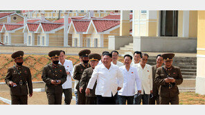 수해복구 마친 현장 찾은 김정은 