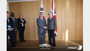 文대통령 “英, 핵심적 파트너 국가”…메이 “韓 코로나 모범적 대응”