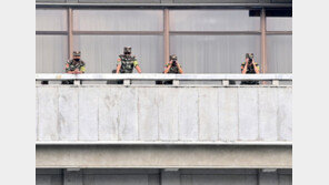 판문점의 통일부 장관과 그걸 지켜보는 북한군[청계천 옆 사진관]