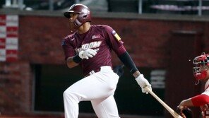 키움 러셀, 롯데 스트레일리 공에 갈비뼈 맞고 교체…병원 이동