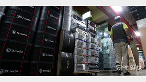 쌓여가는 폐업 노래방 기기들