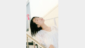 부서질 듯 여린 목소리로 경멸을 노래…‘치정 포크’ 김사월이 돌아왔다