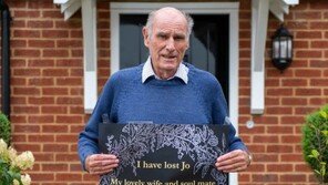 “외롭다” 광고한 영국 70대 할아버지에게 전세계서 연락 쇄도