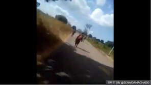 모잠비크서 군복 차림 男 4명, 알몸 여성 향해 무차별 총격 영상 ‘충격’