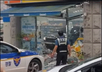 ‘평택 편의점 돌진’ 30대, ‘점주에 할 말 없느냐’는 질문에…