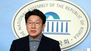 5개월 만에 돌아온 권성동 “중진으로서 정부·여당 잘못 바로잡겠다”