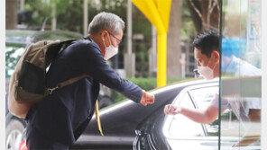 ‘3연임’ 윤종규 KB금융 회장 주먹인사 