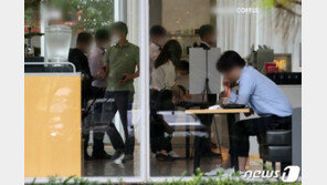 거리두기 완화에 둑 터지듯 모임 증가…가을 대유행 닥칠라