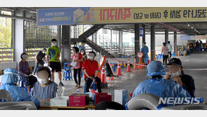 한달 넘게 하루 신규 확진 100명 아래로 떨어지지 않는 이유는…