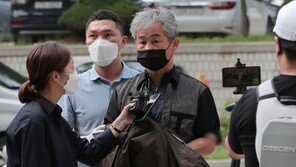 ‘대통령에 신발투척’ 정창옥 ‘경찰 폭행’ 첫 재판…“신발 열사, 풀어달라”