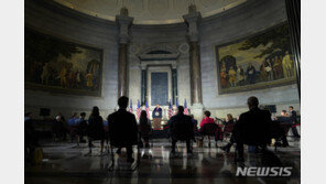 트럼프 “좌파가 오랫동안 학생들 세뇌…애국교육 ‘1776위원회’ 설치”