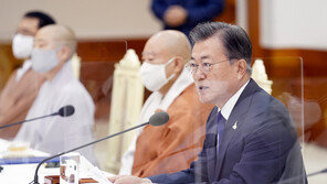 불교계 만난 文대통령 “남북 만남·대화 포기 않으면 통일로”