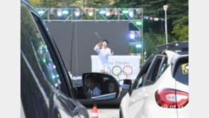 “자동차 타고 공연 관람해요~”…차 안에서 즐기는 ‘서커스 축제’[청계천 옆 사진관]