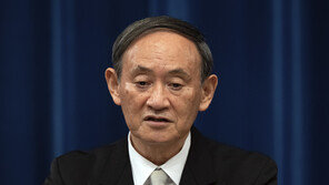 스가, 文대통령 축하서한 답할까…관방장관 “답신이 매너”