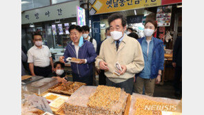 이낙연, 추석맞이 전통시장 방문…‘선물보내기 운동’ 띄우기