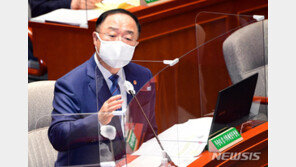 홍남기 “실수요자 지원 부동산 대책 마련 중…각별히 신경쓰겠다”
