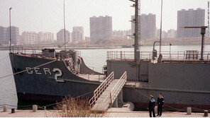 푸에블로호 생존 승조원 46명, 北에 7조원 배상 요구…VOA