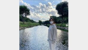 강소라, 결혼 후 근황…양재천 산책로에서 ‘청순+발랄’