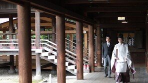 아베, 日총리 퇴임 사흘 만에 야스쿠니 신사 참배…“영령에게 퇴임 보고”