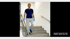 나발니, 계단 걷는 사진 게재…호흡기 뗀지 5일 만