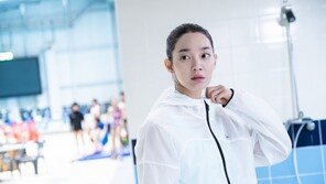 화장기 없는 민낯, 질끈 묶은 머리…영화 ‘디바’서 파격적인 모습 보여준 신민아