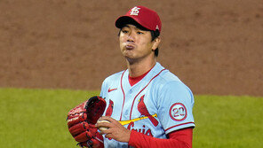 김광현, 5⅓이닝 4실점…타선 폭발로 패전은 면해