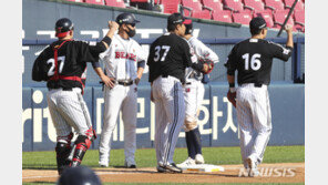 ‘혼돈의 4회말’ 두산 김태형 감독, 시즌 두 번째 퇴장