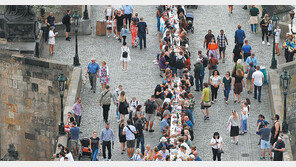 일찍 터뜨린 샴페인… ‘코로나 모범국’ 체코의 추락