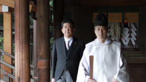 아베 본색… 총리 퇴임 사흘만에 야스쿠니 참배