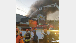 청량리 청과물시장 대형 화재…“명절상품 다량 적재”