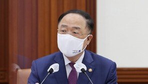 홍남기 “농어촌 빈집 숙박 5개 시군에 연 300일 영업 허용”