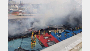 추석 앞두고 망연자실…청량리 청과물시장 화재, 20여곳 소실 [종합]