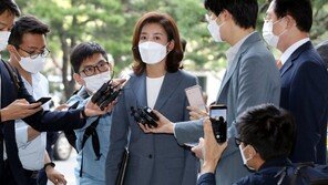 ‘패트충돌’ 재판 출석 나경원 “법정서게 돼 국민께 송구”