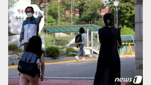 26일만의 등굣길에 신난 아이들…부모들 “아직은 불안”