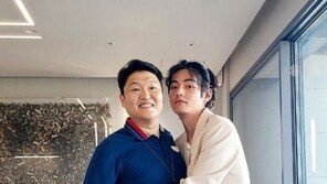 방탄소년단 뷔, 싸이 품에 안겨 미소 폭발…선후배 케미