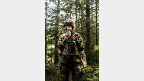 공주는 유리구두가 아닌 군화를 신고 흙바닥을 굴렀다[청계천 옆 사진관]