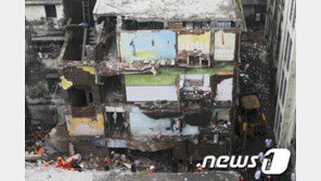 인도서 3층 아파트 붕괴로 10명 사망…25명 매몰