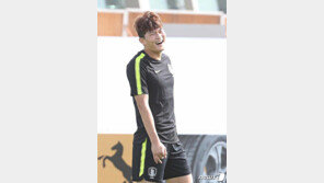 영국 매체 “수비진 구멍 난 레스터, 김민재 영입전 뛰어들었다”