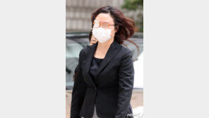 법정서 쓰러진 정경심 “재판 연기해달라”…법원에 요청