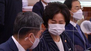 “그냥 사담” “본인이 마이크 켠 것도 아니고”…秋 ‘뒷담화’ 두둔