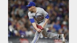 토론토 마무리 자일스, 팔꿈치 수술로 시즌 아웃