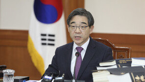 ‘위원장직 유지 논란’ 권순일 선관위원장, 22일 사의