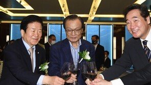 모임 자제하라는데…이해찬, 호텔서 전기 만화책 축하연