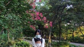“소확행” 이영애, 쌍둥이 자녀와 즐거운 산책…마스크 필수