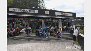 영국, 사실상 2차 봉쇄…밤 10시 이후 식당·술집 운영 금지