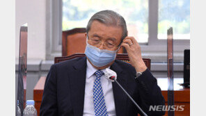 김종인 “박덕흠 결정, 기다려라”…드라이브 스루 집회 추진엔 ‘침묵’