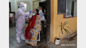 인도, 하루 확진자 7.5만명으로 감소…1주 평균치는 9.1만명